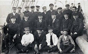 Crew of the Fram 1912, Amundsen centre with bowler hat