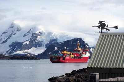 RRS Ernest Shackleton close inshore