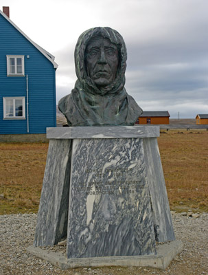 Ny Alesund, Svalbard - 5 - Roald Amundsen Bust