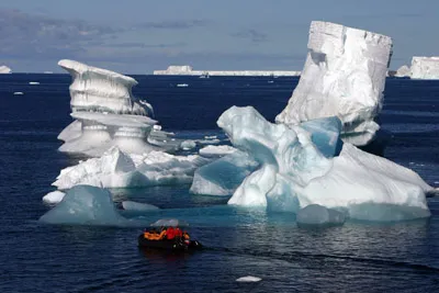 Zodiac and bergs Terra Nova Bay